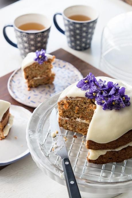 Mini cake de zanahoria con flores de violeta. Receta vía www.elgatogoloso.com