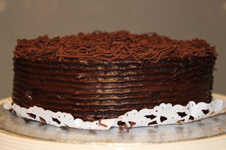 CÓMO DECORAR UN PASTEL DE CUMPLEAÑOS CON UNA PISTOLA DE MODELAJE PARA: {FONDANT, PASTA DE AZÚCAR, MAZAPÁN...} Y CÓMO CONGELAR UN BIZCOCHO O PASTEL