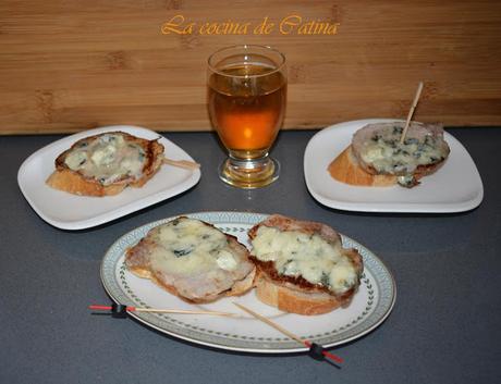 Tostas de lomo y roquefort