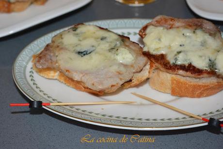 Tostas de lomo y roquefort