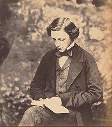 “A través del espejo y lo que Alicia encontró allí”, de Lewis Carroll “A través del espejo y lo que Alicia encontró allí”, de Lewis Carroll