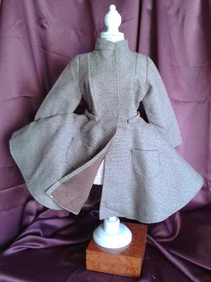 abrigo con falda de capa entera. www.patronycostura.com