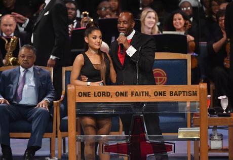 ¿Se disculpó? Así reaccionó el pastor que manoseó a Ariana Grande (@ArianaGrande)( (VIDEO)