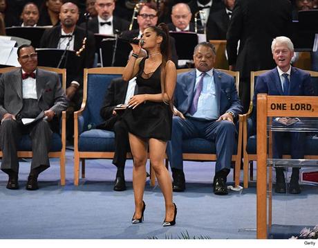 Reverendo manosea a Ariana Grande (@ArianaGrande) en el funeral de Aretha Franklin (FOTOS Y VIDEO)
