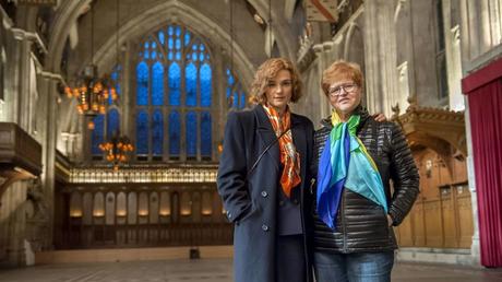 Rachel Weisz con Deborah Lipstadt en el rodaje de Negación.