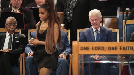 ¡Sigue la polémica! Critican al sadiquin  Bill Clinton (@BillClinton)  por estas miradas hacia Ariana Grande (@ArianaGrande)  (VIDEO)