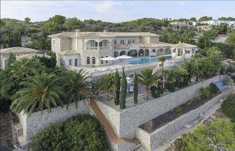 https://www.encasadeoly.com/2018/09/en-esta-mansion-balear-te-sentiras-como-una-estrella-de-hollywood.html
