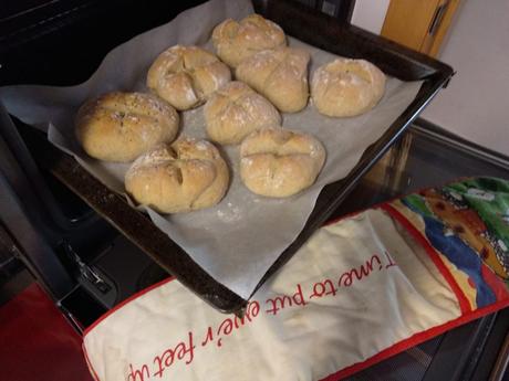 Hacer pan casero con niños Recién salidos del horno