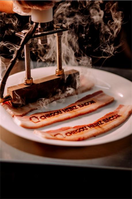 Heinz “imprime” anuncios en bacon para promocionar su nueva salsa en Brasil