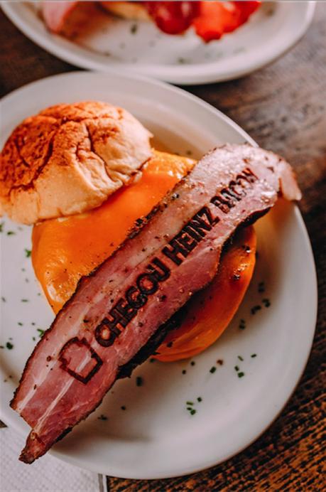 Heinz “imprime” anuncios en bacon para promocionar su nueva salsa en Brasil Heinz “imprime” anuncios en bacon para promocionar su nueva salsa en Brasil