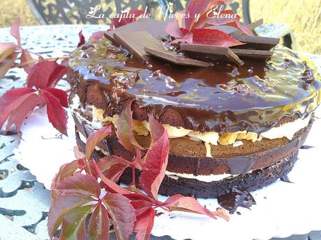 Tarta brownie con queso, coco y nueces