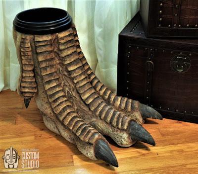 Una pata de dinosaurio como paragüero en tu habitación