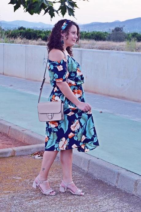 Vestido tropical hombros al aire