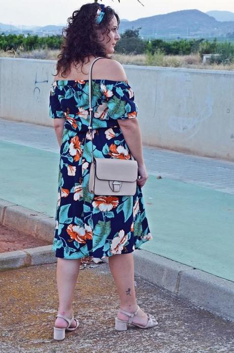 Vestido tropical hombros al aire