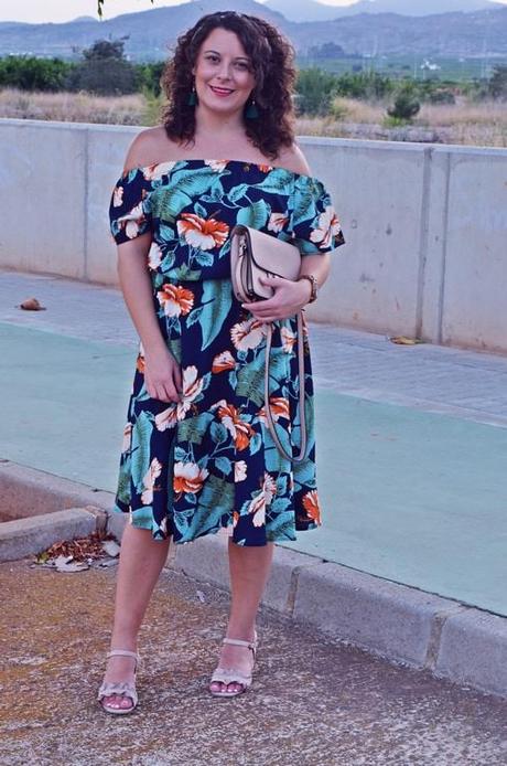 Vestido tropical hombros al aire