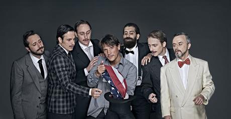 Los seis actores junto al director de la obra que saca una bandera norteamericana de la chistera Sergio Peris-Mencheta, Litus Ruiz,, Aitor Beltrán, Pepe Lorente