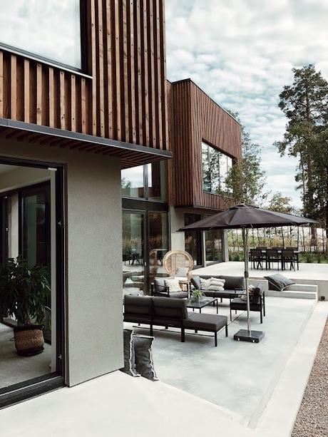 walk in closet villa en suecia villa de lujo techos altos paredes de madera estilo escandinavo casa de diseño casa de bloguera   