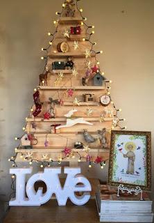 13 Hermosas ideas de árboles navideños hechos con madera