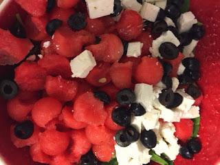 ENSALADA DE SANDIA, QUESO FETA Y ACEITUNAS