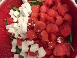 ENSALADA DE SANDIA, QUESO FETA Y ACEITUNAS