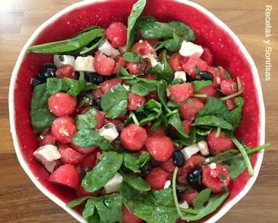 ENSALADA DE SANDIA, QUESO FETA Y ACEITUNAS