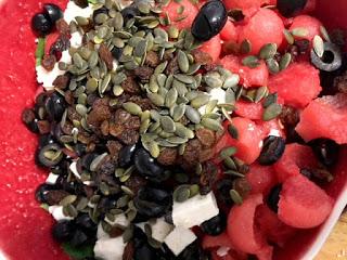 ENSALADA DE SANDIA, QUESO FETA Y ACEITUNAS