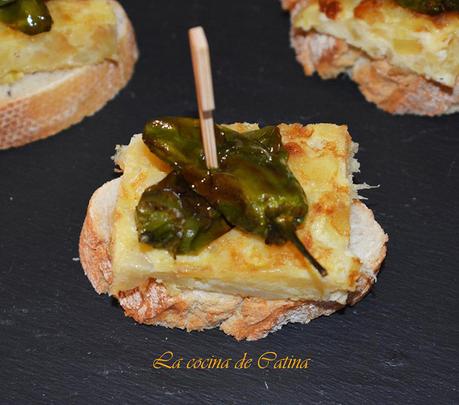 Montadito de tortilla con pimientos de padrón