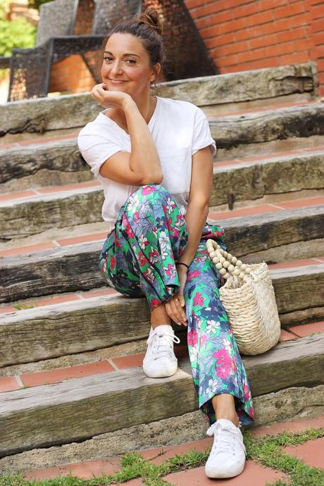 Como combinar un pantalón floreado Como combinar un pantalón floreado