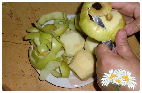 Lavar y pelar las manzanas.