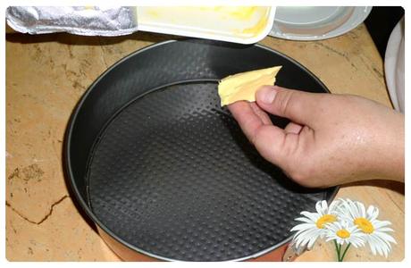 Untamos el molde con mantequilla o margarina.