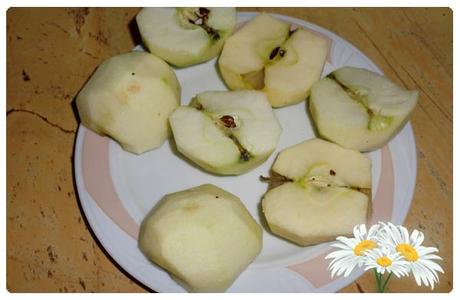 Manzanas cortadas, solo falta limpiarlas.