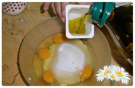 Echaremos un vasito de aceite a la mezcla.