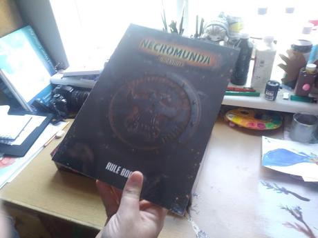 Foto-reseña de la caja de Necromunda, y unas reflexiones