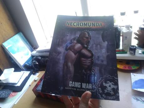 Foto-reseña de la caja de Necromunda, y unas reflexiones