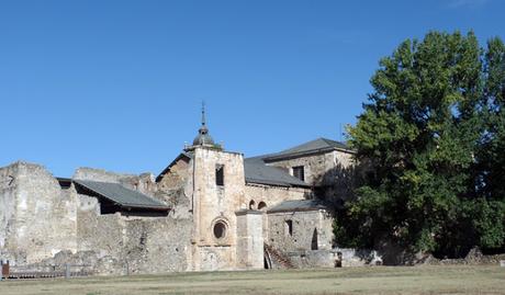 Visitando el Monasterio de Santa María de Carracedo.