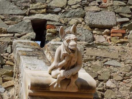 EXTRAÑAS FIGURAS DE LA CULTURA POP EXPUESTAS EN DIVERSAS CATEDRALES DEL MUNDO