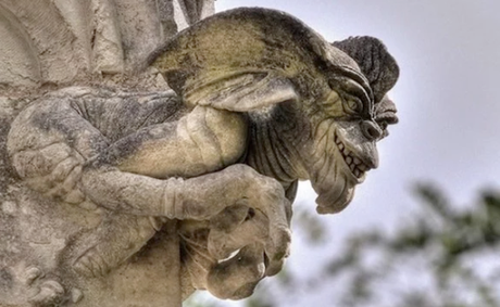 EXTRAÑAS FIGURAS DE LA CULTURA POP EXPUESTAS EN DIVERSAS CATEDRALES DEL MUNDO