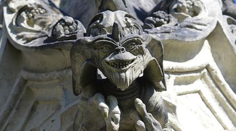 EXTRAÑAS FIGURAS DE LA CULTURA POP EXPUESTAS EN DIVERSAS CATEDRALES DEL MUNDO