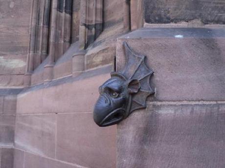 EXTRAÑAS FIGURAS DE LA CULTURA POP EXPUESTAS EN DIVERSAS CATEDRALES DEL MUNDO