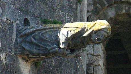 EXTRAÑAS FIGURAS DE LA CULTURA POP EXPUESTAS EN DIVERSAS CATEDRALES DEL MUNDO