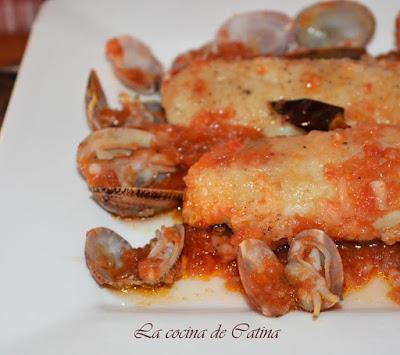 Lomos de merluza con almejas a la marinera
