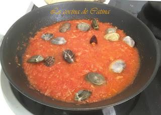 Lomos de merluza con almejas a la marinera