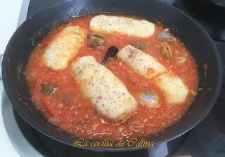 Lomos de merluza con almejas a la marinera