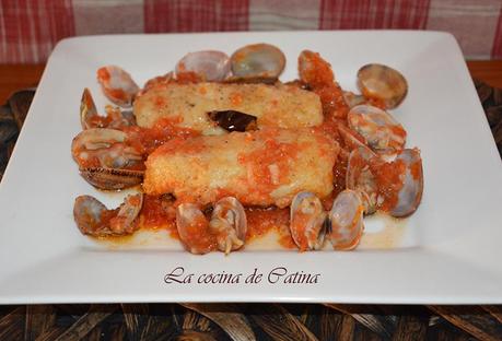 Lomos de merluza con almejas a la marinera