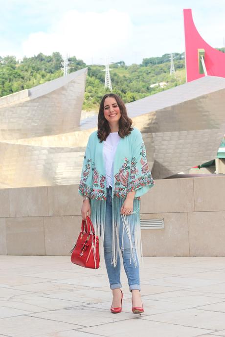 Verano con kimono de flecos y jeans