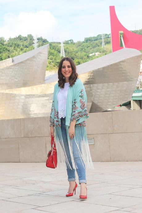 Verano con kimono de flecos y jeans