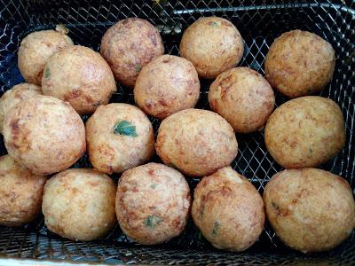 ALBÓNDIGAS DE PESCADO EN SALSA AGRISTADA (SALSA SEFARDÍ DE HUEVO Y LIMÓN)