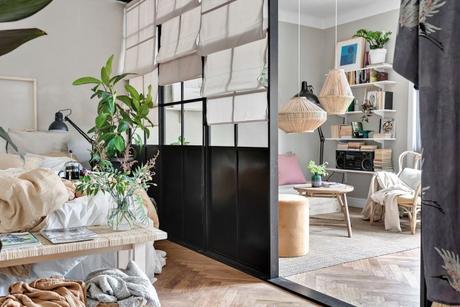 piso sueco pared de cristal estilo nórdico con plantas decoración recargada decoración pisos pequeños decoración escandinava   