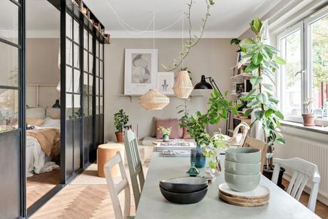 piso sueco pared de cristal estilo nórdico con plantas decoración recargada decoración pisos pequeños decoración escandinava   