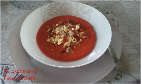 Salmorejo de fresas y piquillos